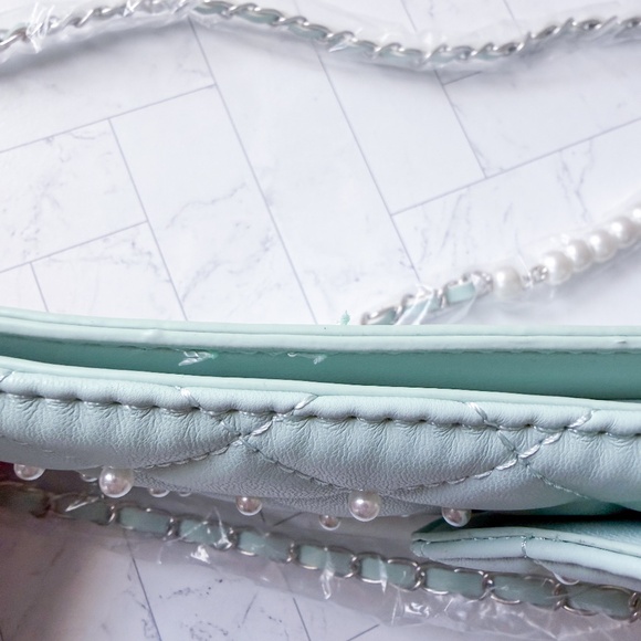 BADGLEY MISCHKA Pearls Phone Crossbody w/ Insert Card Holder - NWT ($79 Retail) - Picture 14 of 14